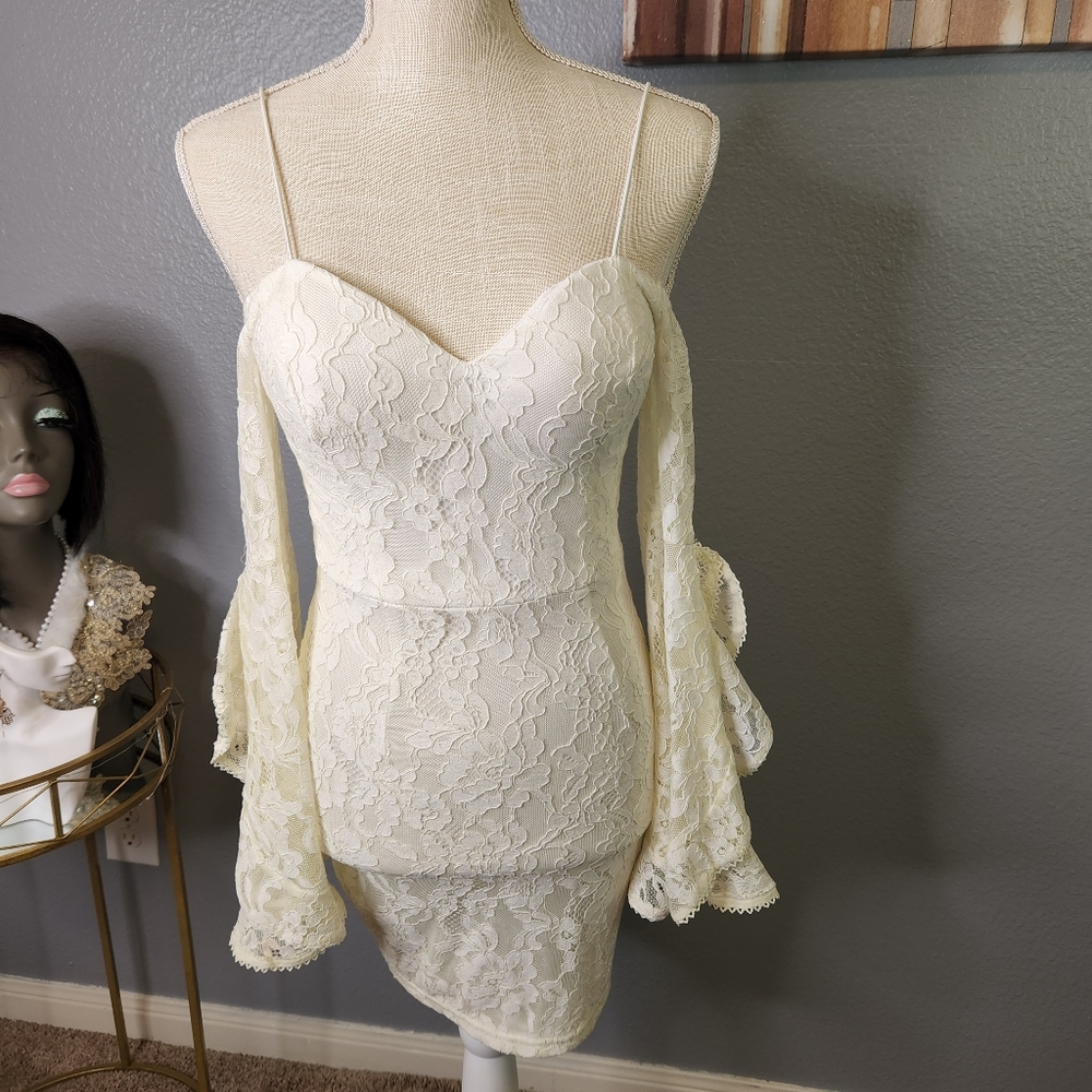 Fashion Nova XS White lace mid dress
